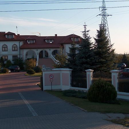 Pod Lwami Hotel Błonie Buitenkant foto