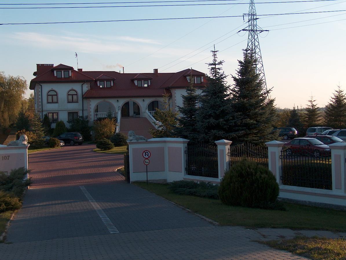 Pod Lwami Hotel Błonie Buitenkant foto